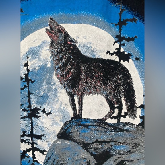MARSHLANDS WOLF HOWLING AT MOON Black Graphic T Shirt in - Picture 2 of 10